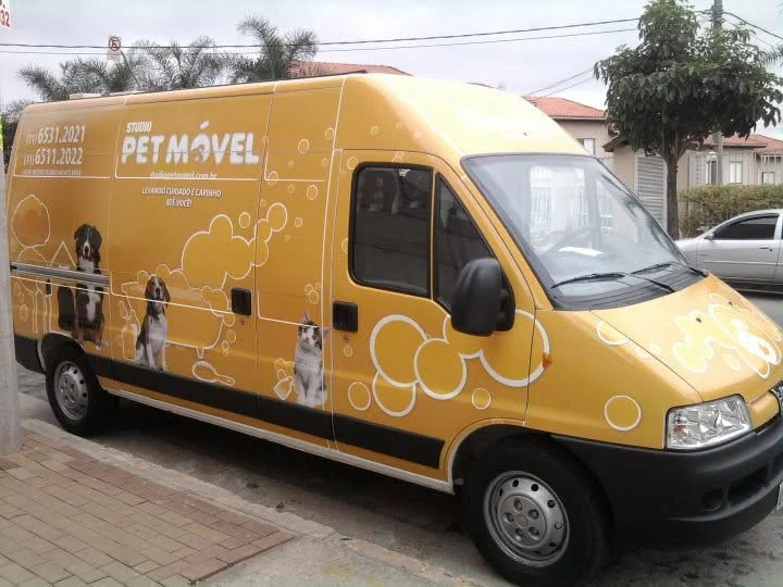 Van amarela do Studio Pet Móvel estacionada na rua